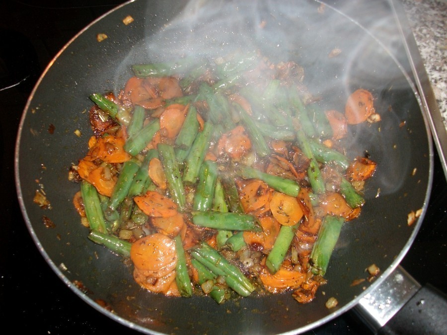 Zubereitung der Gemüsefüllung: Die Karotten und die Bohnen mit einer in Würfelchen geschnittenen Zwiebel in Butter anbraten und garen. 