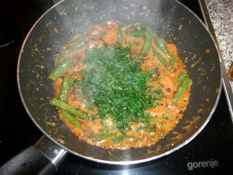Das Gemüse mit Salz, Pfeffer, 1 TL Honig, etwas Bohnenkraut oder nach Geschmack würzen, Petersilie hinzugeben.