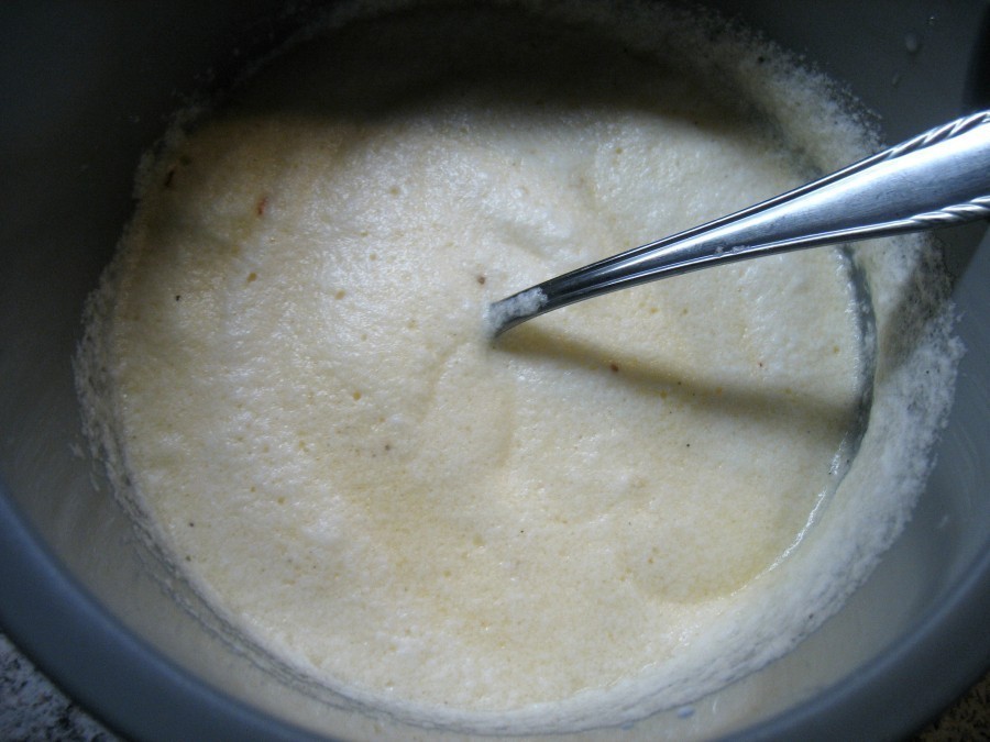 Die Eigelbe und restlichen Eier, die Milch und der geriebene Käse werden gut verquirlt, dann gewürzt und zum Schluss wird der Eischnee vorsichtig untergehoben.