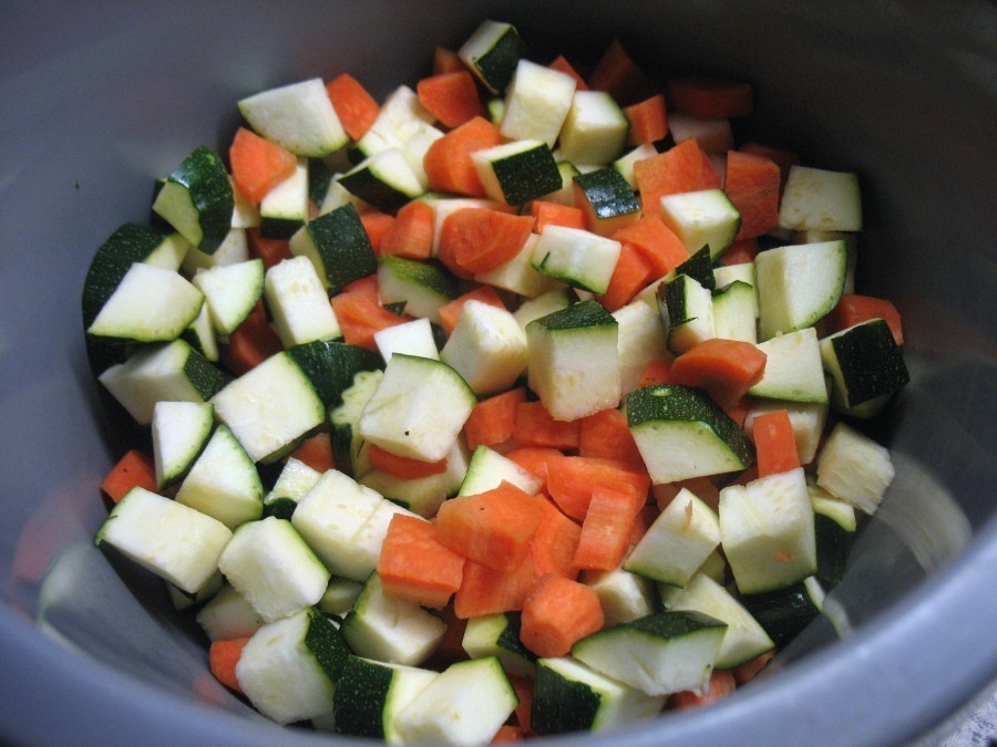 Karotten waschen und schälen, Zucchini waschen und beide Gemüse in kleine Stücke schneiden.