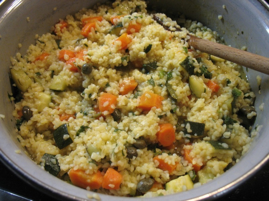 Kräuter, Zitronensaft, Olivenöl und Kapern vermengen und unter den gegarten Gemüse-Bulgur mischen.