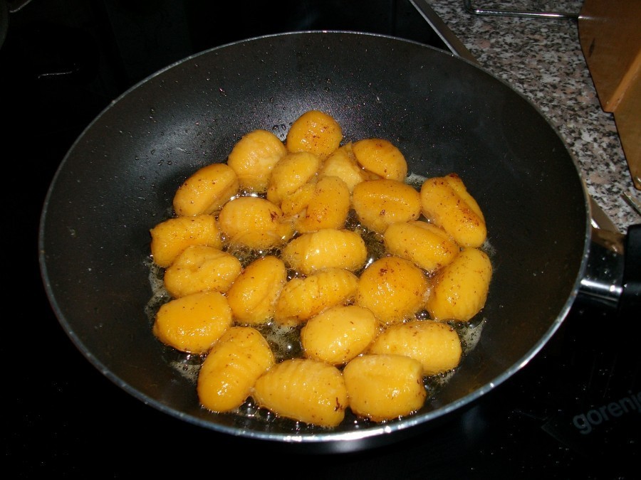 Süßkartoffel-Gnocchis in einem Esslöffel Butter anbraten. Anschließend die Gnocchis gut abtropfen und die restliche Butter für das Gemüse verwenden.