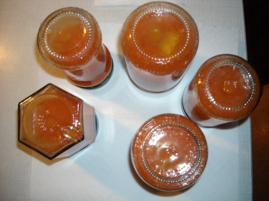 Die fertige Marmelade wird in die Twist-Off Gläser gefüllt und für ca. 5 Minuten auf den Kopf gestellt.