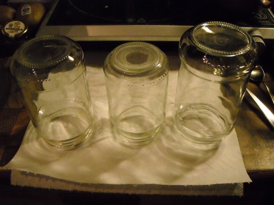 Die Twist-Off Gläser werden sterilisiert und anschließend kopfüber auf einem vorbereitetem Zellstoff abstellt.