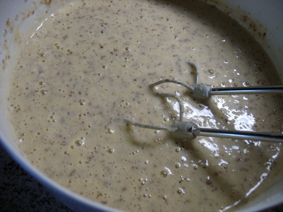 Das mit Mandeln, Natron und Backpulver vermischte Mehl wird nach und nach in die Zucker-Eier-Buttermilch-Masse eingerührt.