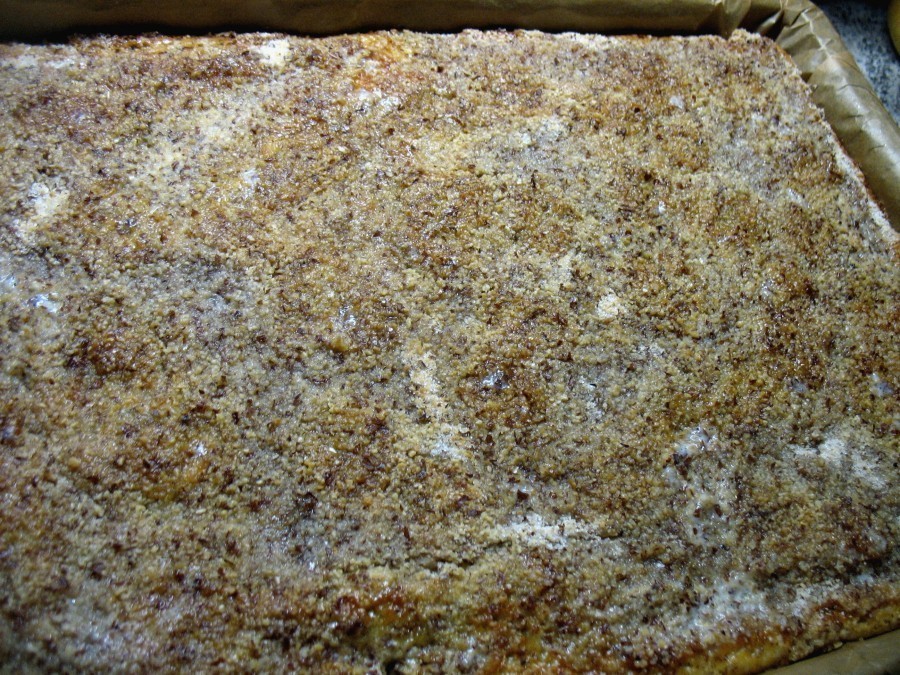 Den Kuchen 25 bis 30 Minuten auf einer unteren Schiene im vorgeheizten Backofen backen. Danach wird auf dem noch warmen Kuchen die flüssige Sahne verteilt.