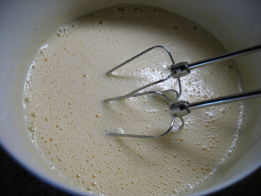 Zucker und Vanillezucker werden mit den Eiern schaumig geschlagen, dann wird die Buttermilch untergerührt.