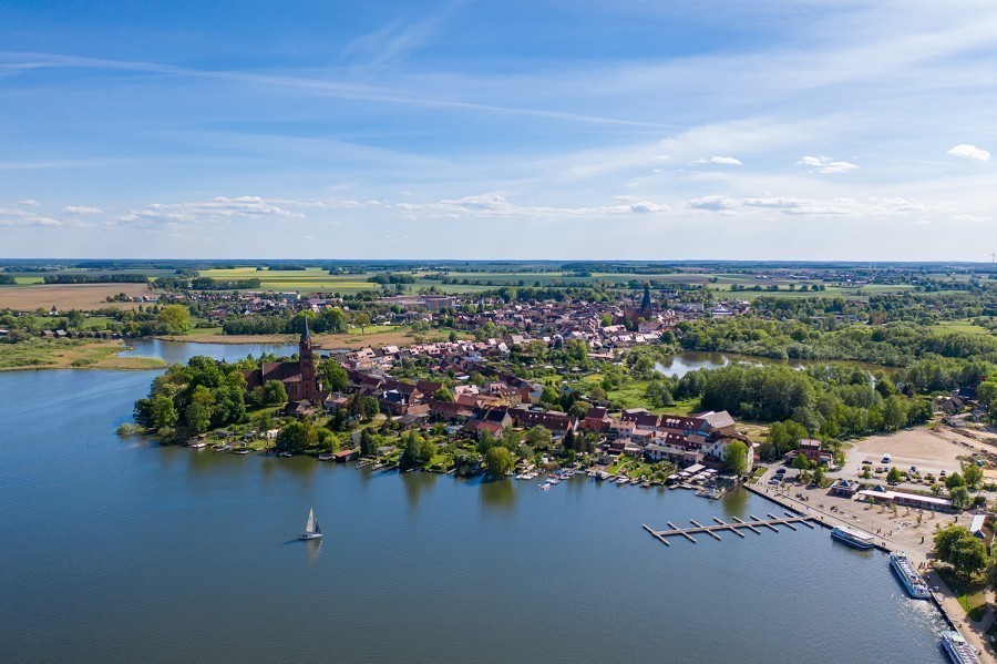 Mit 2200 Seen ist Mecklenburg-Vorpommern das Bundesland mit den meisten Seen. Das Bild zeigt die Aussicht auf die Stadt Röbel an der Müritz.