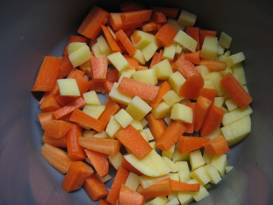 Die Karotte und die Kartoffel werden gewaschen, geschält und in Stifte bzw. kleine Würfel geschnitten.