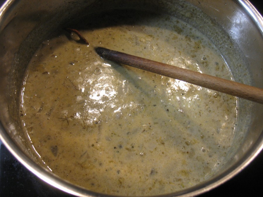 Nach der Kochzeit wird die Sahne eingerührt, die Suppe mit Pfeffer, Salz, Koriander, Kurkuma und Majoran abgeschmeckt und noch einmal ganz kurz aufgekocht.