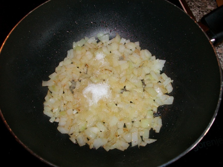 Zuerst die Zwiebel in kleine Stückchen schneiden und in Butter goldgelb dämpfen.