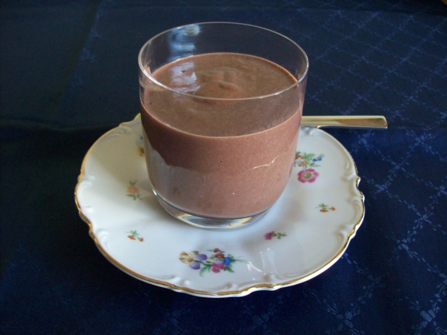 Wer gern einen Schokoladen-Vla möchte, gibt zur Stärke-Eier-Mischung noch 2 EL Back-Kakao dazu und die Zuckermenge wird von 50 g auf 80 g erhöht.  