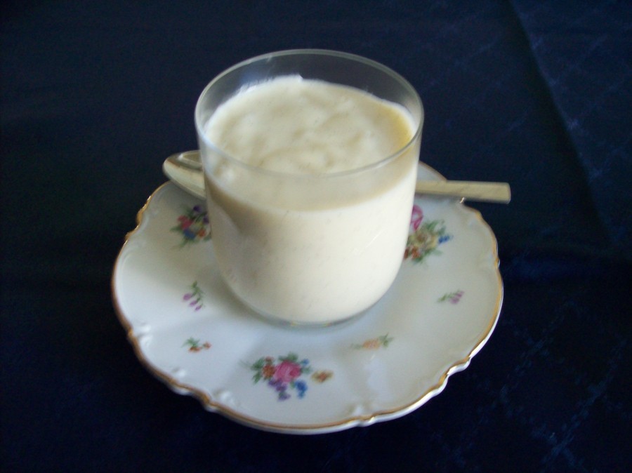 Jetzt kann der halbflüssige Vanillepudding in hübsche Schalen gefüllt und serviert werden.