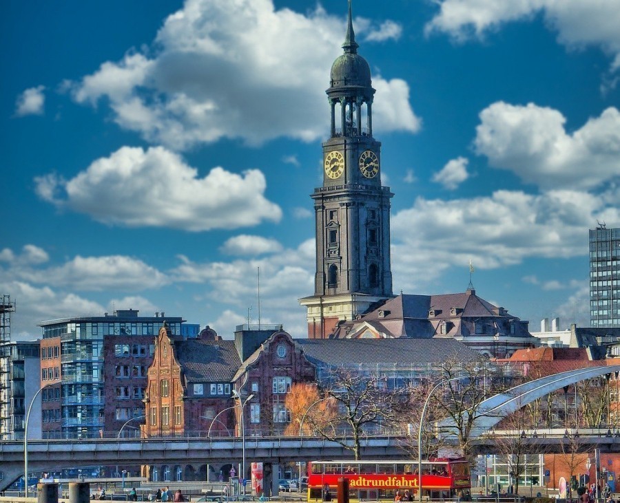 Die Hauptkirche St. Michaelis, liebevoll Michel genannt, ist die wohl bekannteste Kirche in Hamburg, deren Turm über 132 Meter hoch ist.