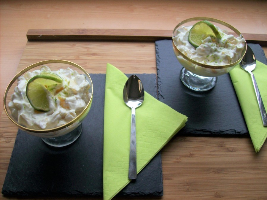 Das Dessert wird in schönen Schalen oder Gläsern serviert und mit einer Limettenscheibe garniert.