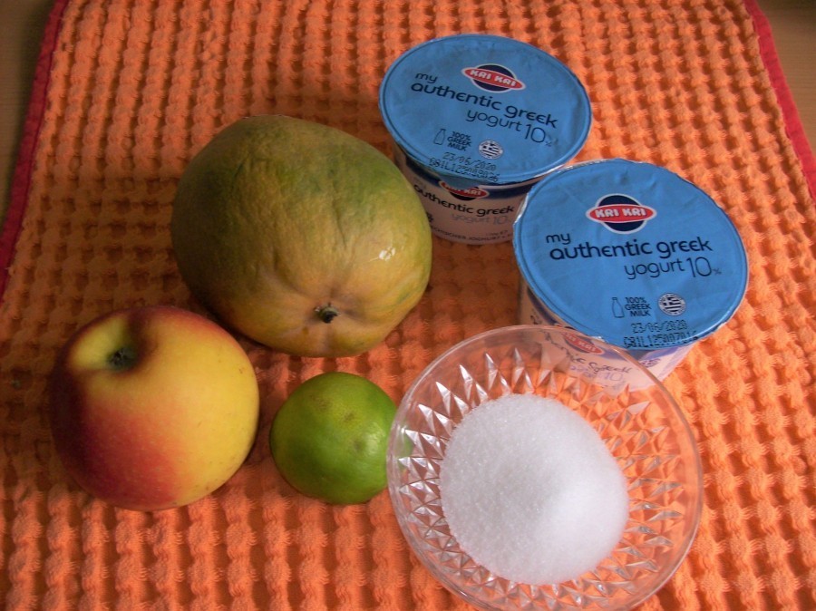 Für das erfrischende Dessert benötigst du griechischen Joghurt, einen süß-sauren Apfel, eine Mango, eine Limette und etwas Zucker.