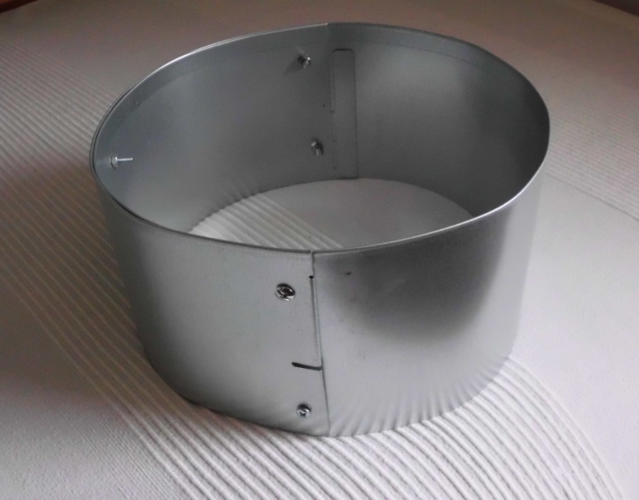Um die Größe zu verringern, gibt es einen super Tipp: Einfach ein Stück Edelstahl-Beeteinfassung (ca. 15 cm hoch) zu einem Ring biegen, den man mit Schrauben fixieren kann und in den Grill stellen.