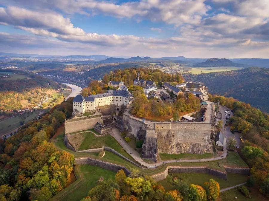 Die Festung Königstein gehört zu den größten Bergfestungen Europas und bietet eine tolle Aussicht auf die Elbe.