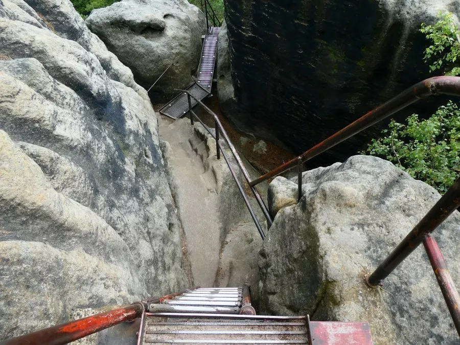 Typisch für sie Sächsischer Schweiz: Über die Elbsandsteinfelsen kommt man bei den Wanderungen oft mit Leitern und Treppen.
