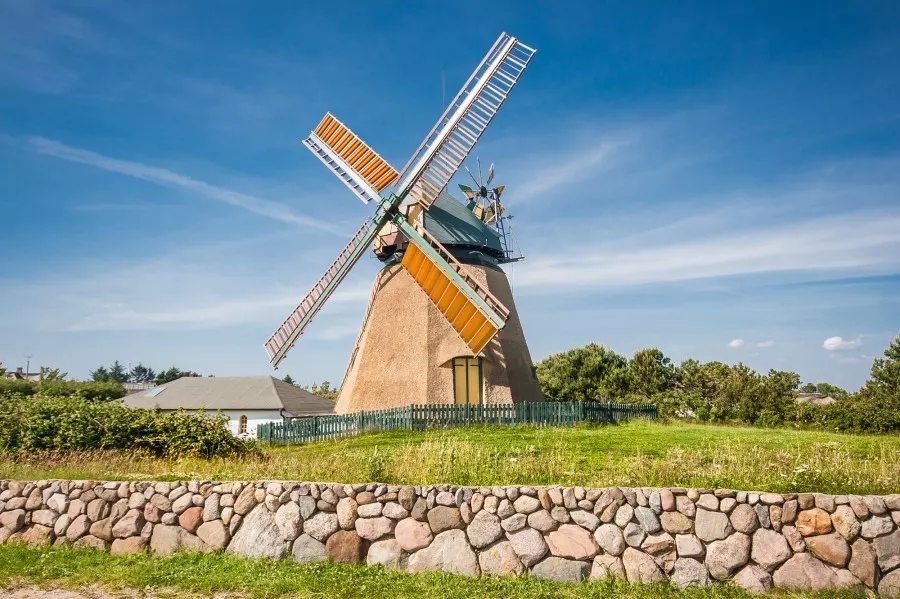 Die Windmühle auf Amrum ist die älteste Schleswig Holsteins. Sie beinhaltet ein Heimatmuseum sowie Kunstausstellungen.