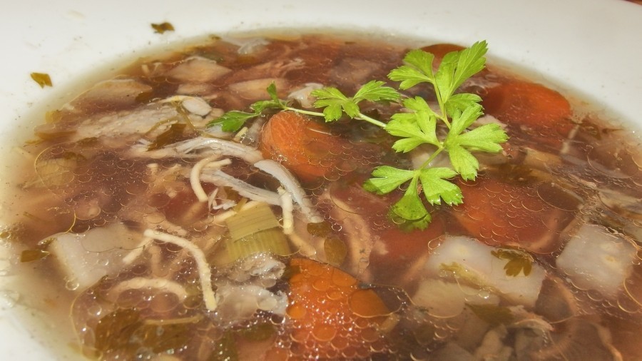 Nudelsuppe mit Biss - klein geschnittenes Suppengemüse nicht mit zum Kochen in die Hühnerbrühe geben, sondern extra anschwitzen und später mit den Nudeln zur Suppe geben.