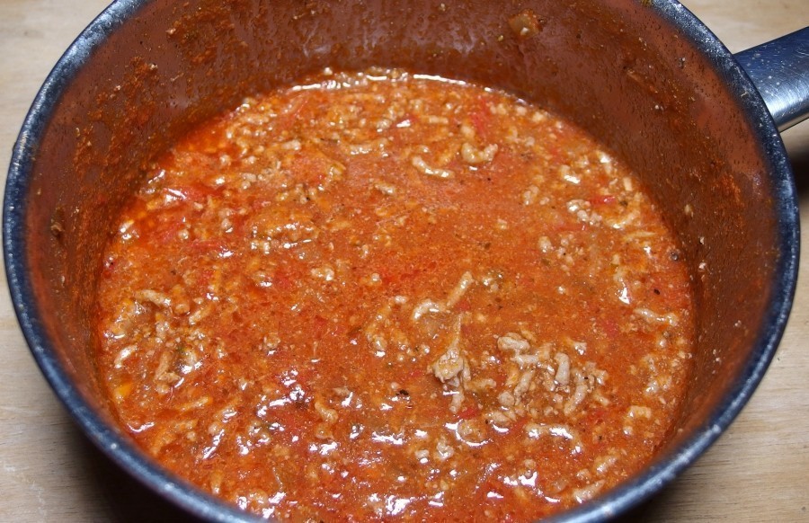 Mit einem Kilo Hackfleisch lässt sich reichlich Spaghettisoße machen. Rezept nach eigener Vorstellung mit mehr oder weniger frischen Zutaten und Gewürzen, Zwiebeln und Knoblauch. Ich verarbeite gerne zusätzlich ältere "Reste" wie Paprika & Tomaten.