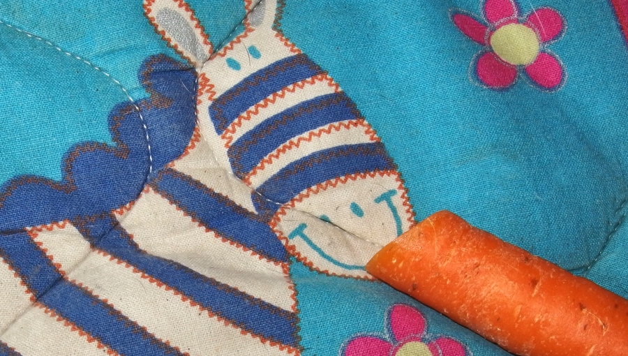 Ich hab selber nicht schlecht gestaunt: Karottenflecken auf Klamotten mit Babyöl eingerieben und die Sachen sind wieder wie neu.  