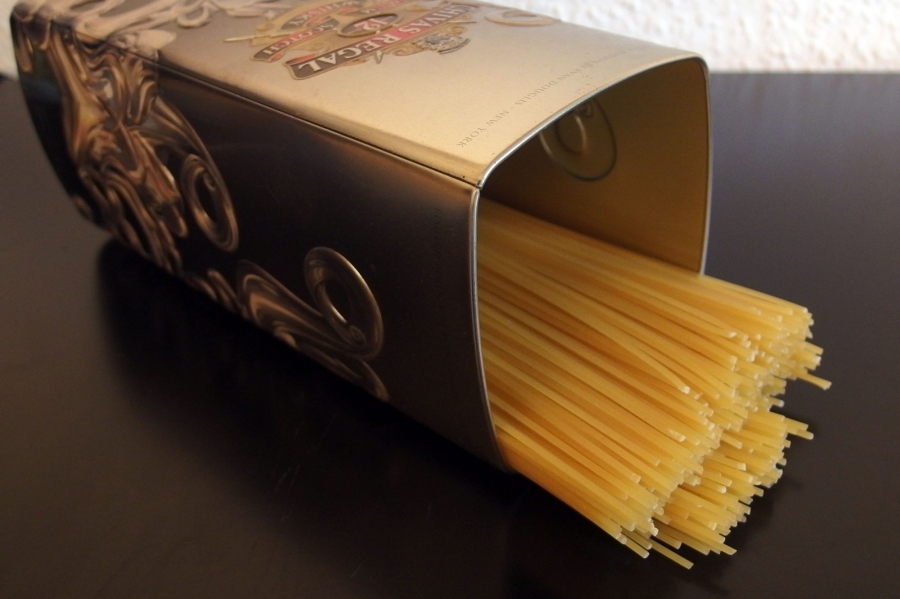 Trockene und bruchsichere Aufbewahrung von Spaghetti.