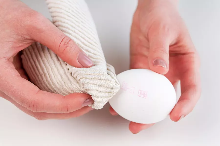 Der rosane Stempel auf dem Ei kann ganz einfach mit etwas Essig entfernt werden.