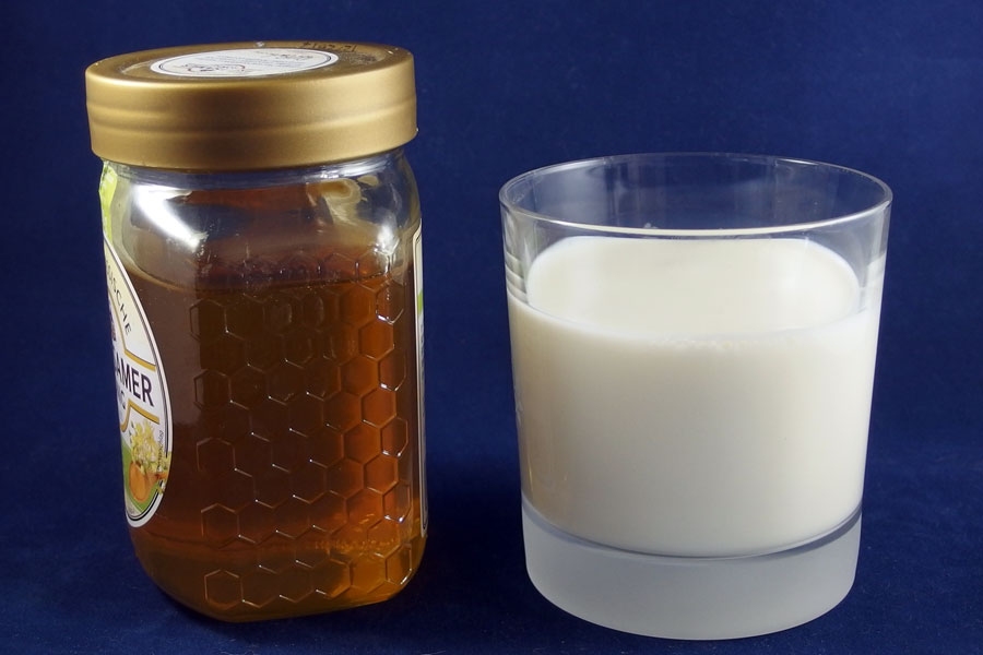Honig und Milch bei Akne auf das Gesicht auftragen, trocknen lassen, entfernen und Pickel mit Salbei betupfen.