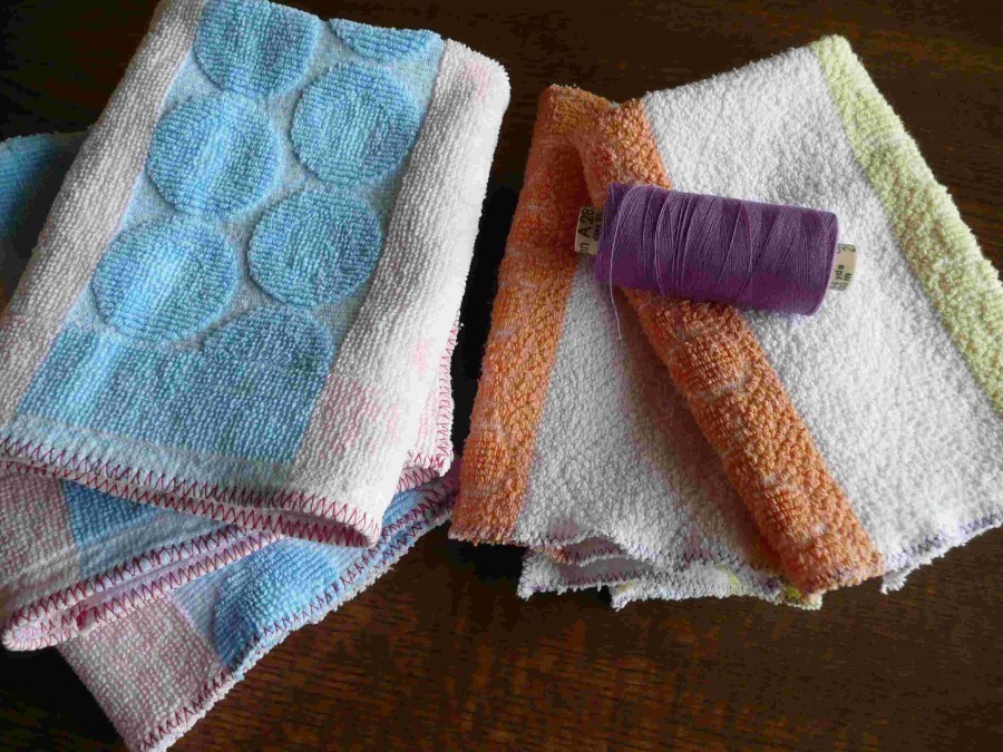 Alte Frottee-Handtücher müssen nicht entsorgt werden, schnell & einfach lassen sich umweltfreundliche Putzlappen daraus herstellen.