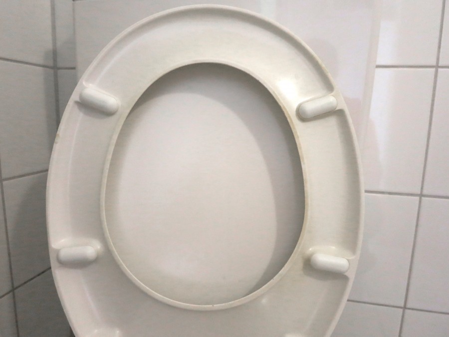 Bad und Toilette mit Geschirrspülbürsten reinigen: Man spart so einiges an Zeit und es ist außerdem gründlicher.