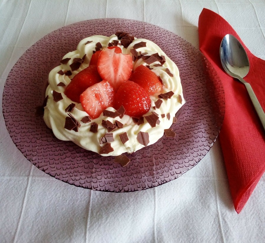 Angerichet mit frischen Erdbeeren und Schokoladenstreuseln schmeckt dieser Pudding nicht nur den kleinen, sondern auch den großen Schleckermäulchen.