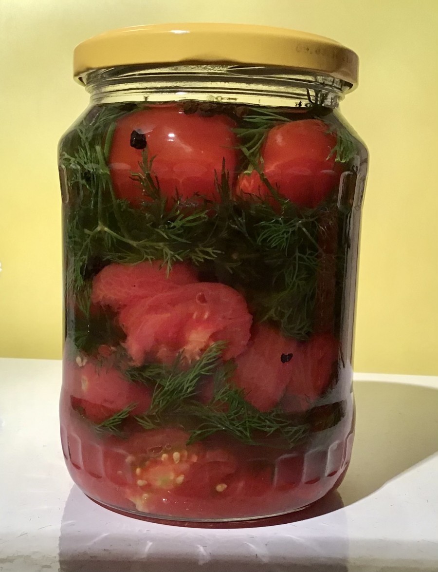 Diese pikant marinierten Tomaten mit Dill und Knoblauch sind auch optisch ein echter Hingucker. 