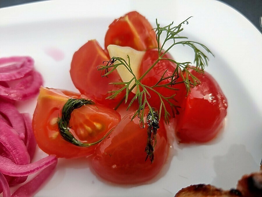 Eingelegte Tomaten passen ideal als Grillbeilage auf den Teller. Im Kühlschrank gelagert auch gut 2 Wochen haltbar.