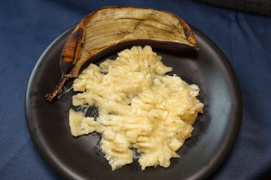 Man zerdrückt die Banane nach dem Schälen mit der Gabel zu einem Brei, gibt ein Teelöffel Honig dazu und schüttet dies in einen Mixbecher.