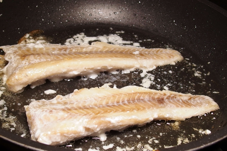 Beim Braten von Fisch entsteht ein Mief, der auch Stunden später, wenn der Fisch bereits verzehrt wurde, immer noch in "der Küche hängt". Ein bisschen Salz verhindert diesen anhänglichen Mief.