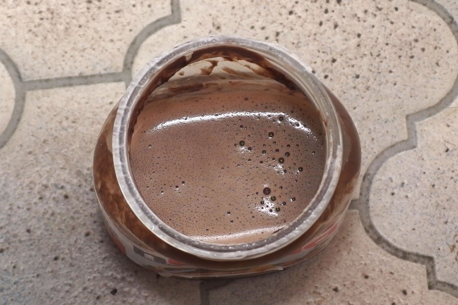 Aus Nutella Resten einen leckeren Nutella-Kakao zubereiten.