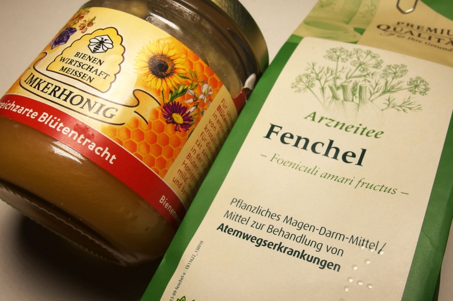 "Flüssighonig" aus Fencheltee und festem Honig hilft sehr gut gegen Husten.