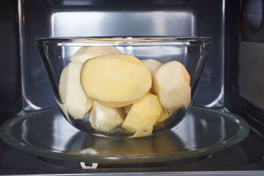 Die Kartoffeln sind trockener als in Wasser oder im Schnellkochtopf gekocht, schmecken aber um Längen besser. (Abbildung ähnlich)