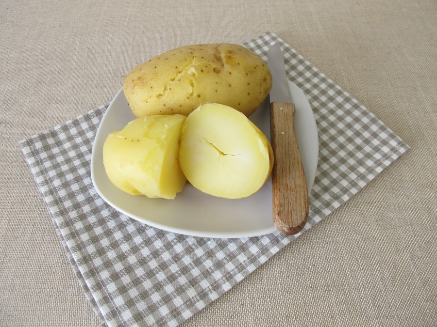 Ein Rezept für Mikrowellen-Kartoffeln die in drei Minuten fertig gegart sind.