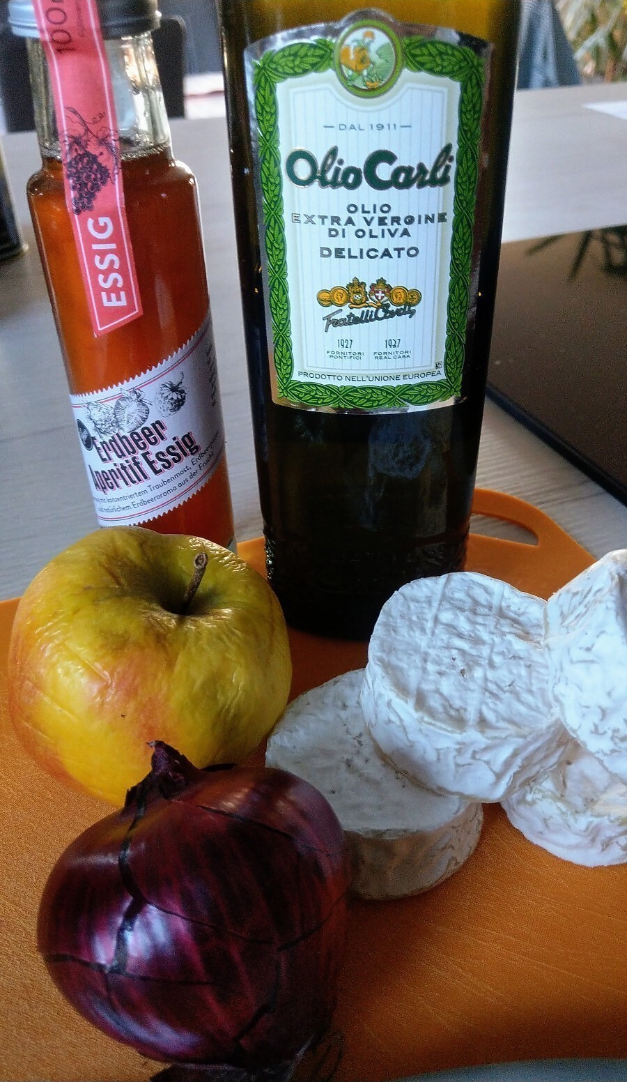 Die groben Zutaten für das Tatar. Ein gutes Olivenöl und ein toller Obstessig runden den Geschmack ab