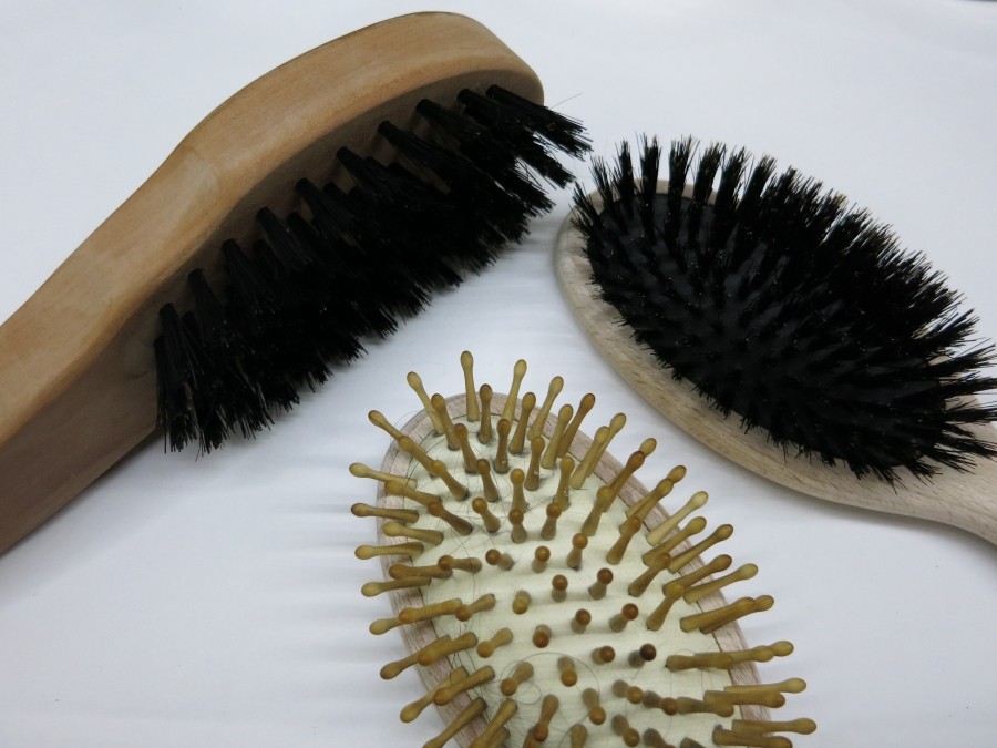 Haarbürsten, Kämme und Curleraufsätze werden wieder wie neu mit heißem Wasser und Haarshampoo. Reste von Haarspray und Festiger lösen sich auf und die Haare lassen sich leicht entfernen.