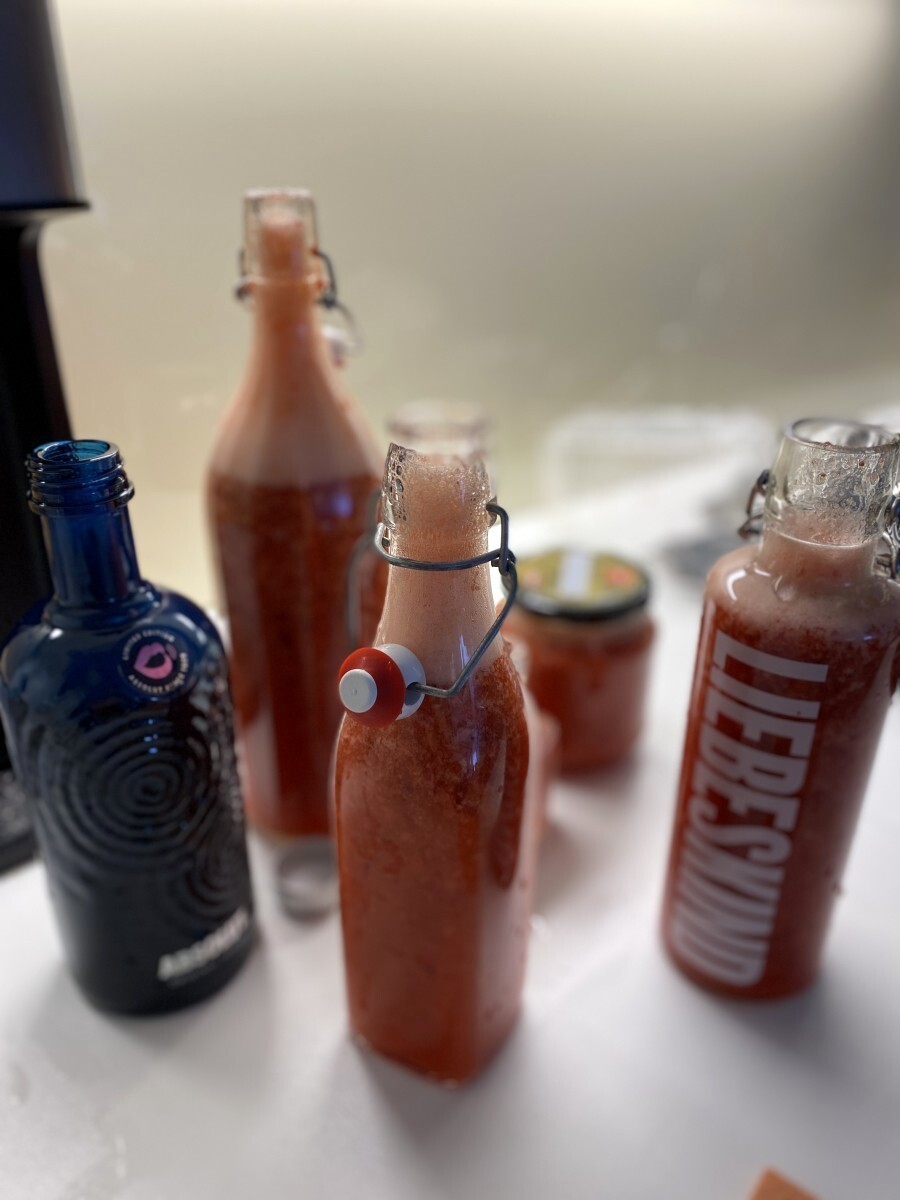 Der Erdbeerwodka kann in Glasflaschen abgefüllt werden und ist im Kühlschrank 4-6 Wochen haltbar.