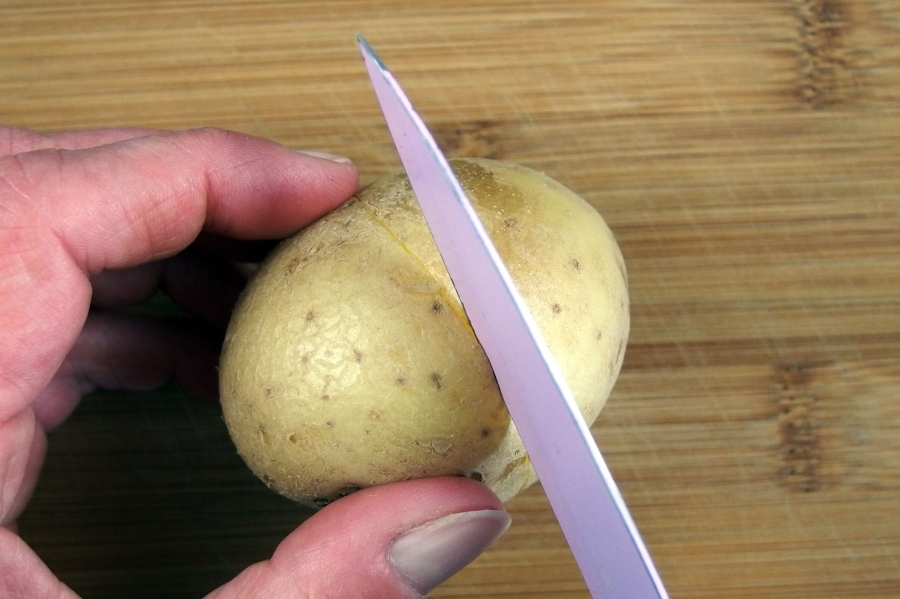 Pellkartoffeln leichter schälen - probiert mal folgenden Trick: Rohe Kartoffeln außenherum mit einem scharfen Messer die Schale dünn einschneiden.