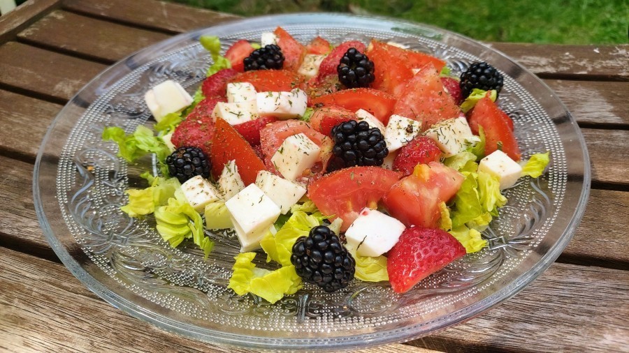 Eine tolle Resteverwertung: Ein fruchtiger Salat, mit Erdbeeren, Brombeeren, Feta und Tomate, als kleine und feine Zwischenmahlzeit.
