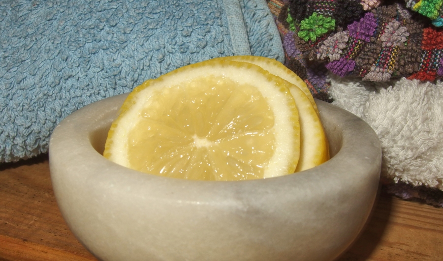 Flöhe vertreiben: Zitronen in Scheiben schneiden und an verschiedenen Stellen, auch im Wäscheschrank, auslegen. Der Geruch vertreibt die ungebetenen Gäste.