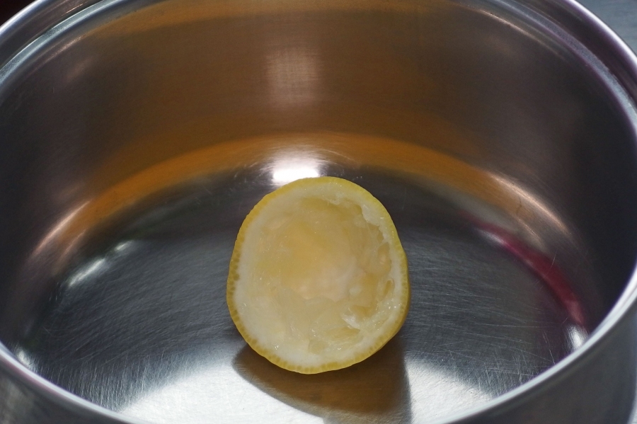 Mit Zitronensäure oder mit dem Rest einer ausgepressten Zitrone bekommt man Edelstahltöpfe fleckenfrei.