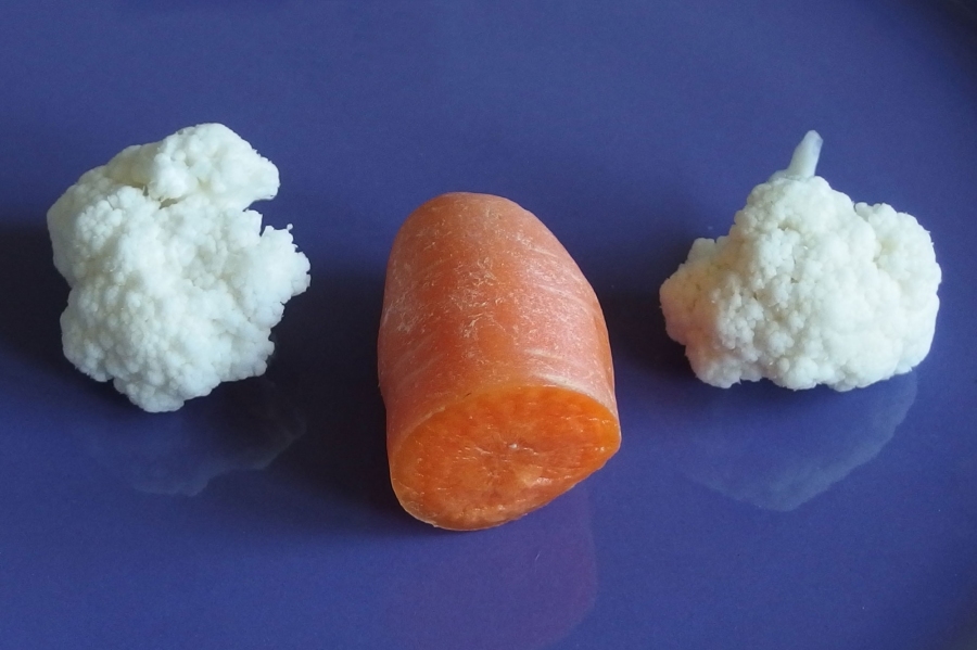 Muffigen und strengen Blumenkohlgeschmack kann man verhindern, indem man eine Karotte mitkocht.