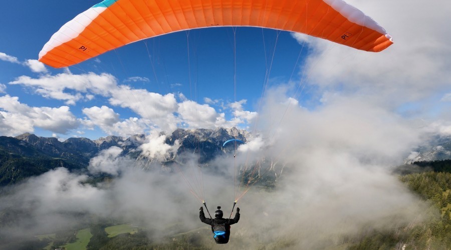 Der Youtube Kanal "Hangtime Paragliding" zeigt interessierten Anfängern, was es dazu braucht, um das Gleitschirmfliegen zu lernen.